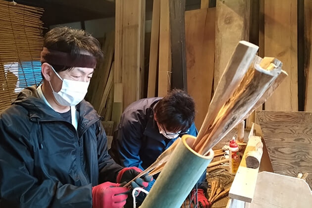 竹筒の中にジンを入れる