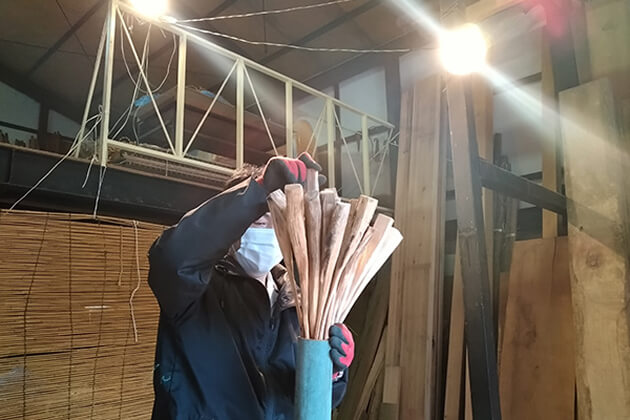 竹筒の中にジンを入れる