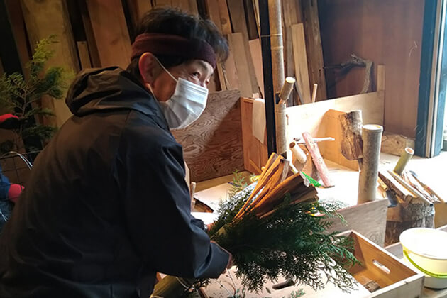 松のジンの周りに檜葉を巻き付ける